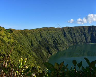 惊人的蓝湖在亚速尔岛有绿色山丘骚海景图片