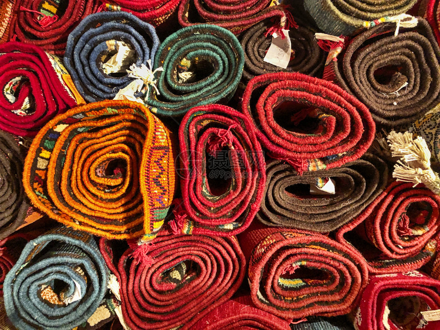 圆圈店铺许多羊毛地毯被卷起来等待在摩洛哥费斯一家地毯店出售劳斯莱图片