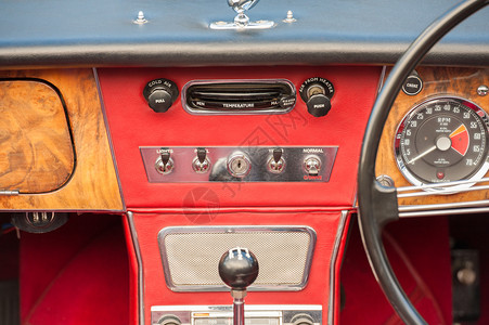 表盘关闭英国一辆老式汽车的仪表板和方向车轮经典的发动机图片