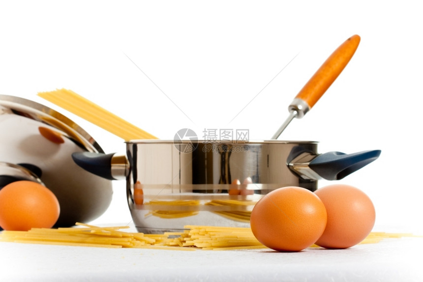 锅烹饪钢包意面鸡蛋和厨房用喉白底图片
