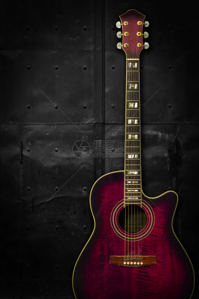声学超过垂直的紫色音响吉他与深金属背景相靠的紫色声响吉他与暗底背景相靠的照片图片