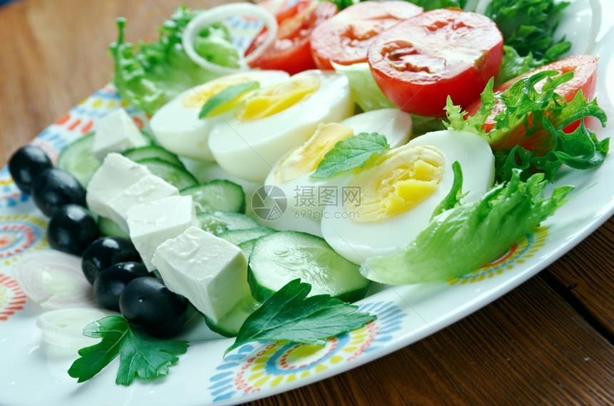 盘子里有蔬菜沙拉图片
