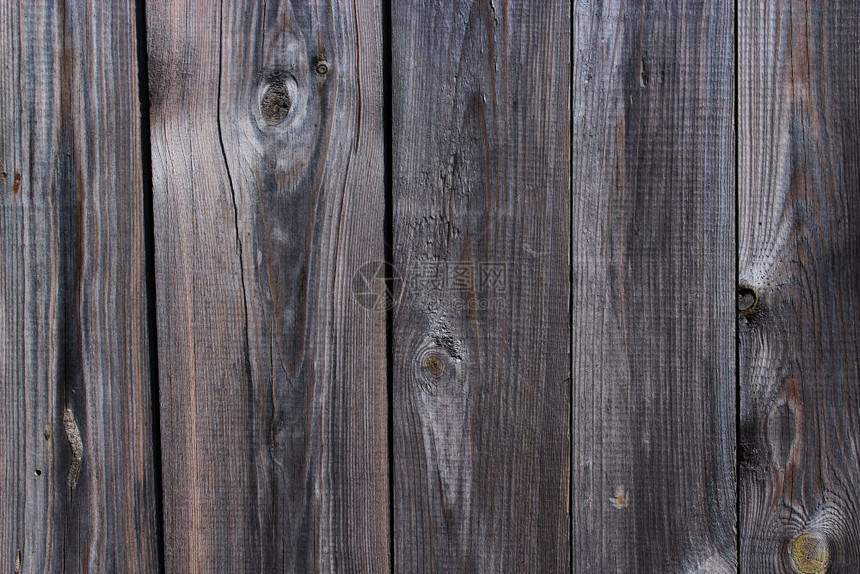 木头细节黑板上的色栅栏条纹与黑木板上的纸质断裂平行线图片
