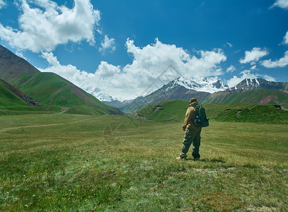 爬山的登山者图片