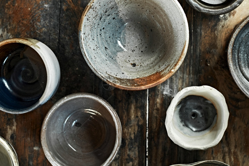服务菜肴收藏木制背景的陶瓷桌板木制背景的陶瓷餐具图片