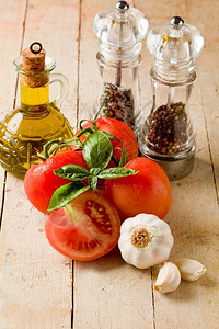在木制桌上作食物的最常用成分意大利语相片蒜营养图片