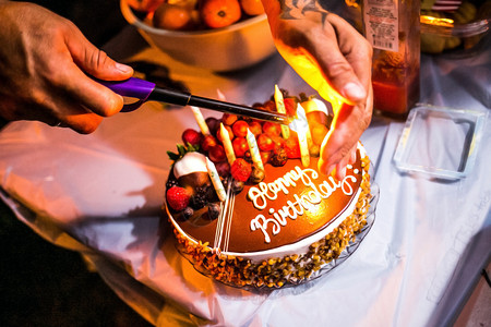 假期生日蛋糕和蜡烛点燃生日蛋糕手周年纪念日图片