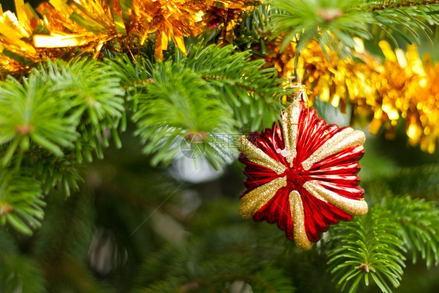 绞刑分支机构传统树枝冷杉上的圣诞装饰品图片