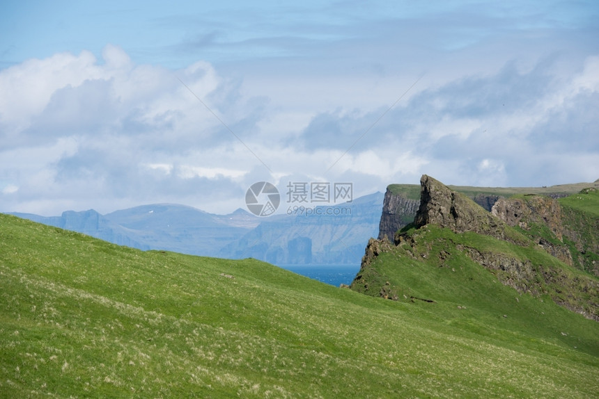 海洋典型的河法罗群岛典型风景绿草和石块图片