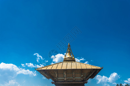 宗教的亚洲和平尼泊尔蓝天背景的佛教寺庙上方原装饰品尼泊尔图片