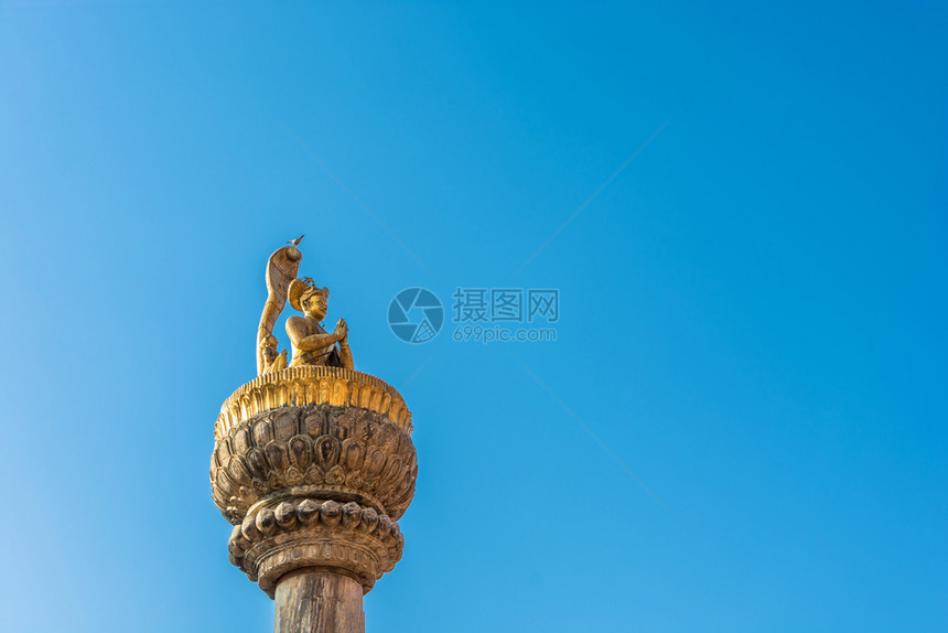 尼泊尔蓝天背景的佛教寺庙上方原装饰品尼泊尔加德满都白色的传统图片