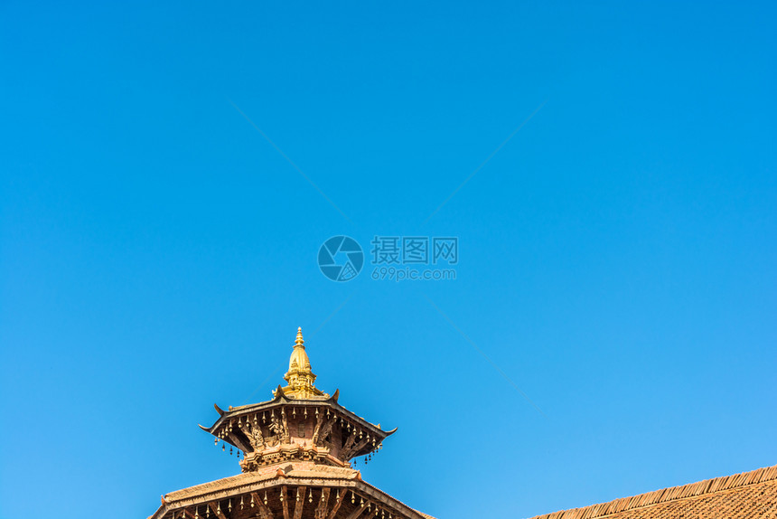尼泊尔蓝天背景的佛教寺庙上方原装饰品尼泊尔地标和平佛教徒图片