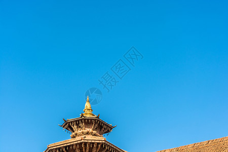 尼泊尔蓝天背景的佛教寺庙上方原装饰品尼泊尔地标和平佛教徒图片