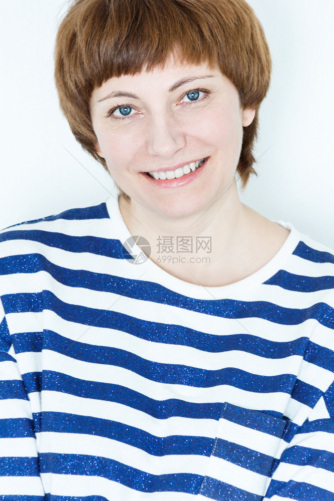 短的发型棕色头发和蓝眼睛微笑的女人肖像图片
