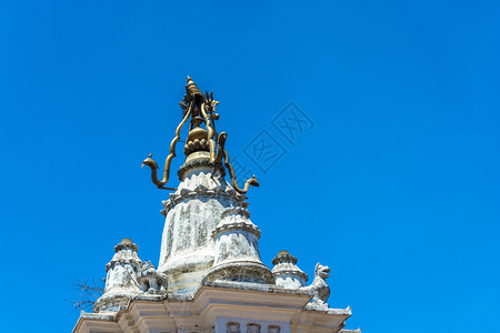 白色的佛教徒蓝尼泊尔天背景的佛教寺庙上方原装饰品尼泊尔图片