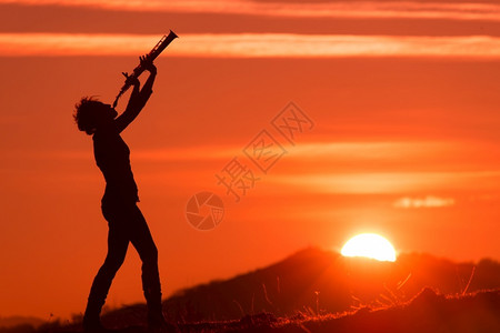 日落音乐光升起的响亮声太阳下山的声音萨克斯管图片