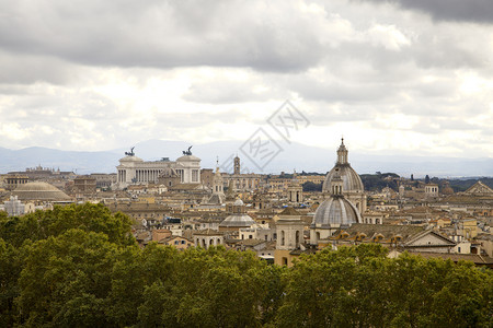 天空阴云下的罗马地貌水平图像欧洲全景镇图片