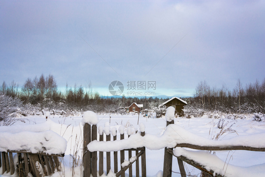 风景优美雪宁静寒冷的冬云天上美丽农村风景季节图片