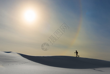 偏远山村白色的冬天阿尔卑斯山空和彩虹的白纸派设计图片