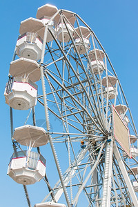 乐趣蓝色天空背景的白发状轮松弛节日图片