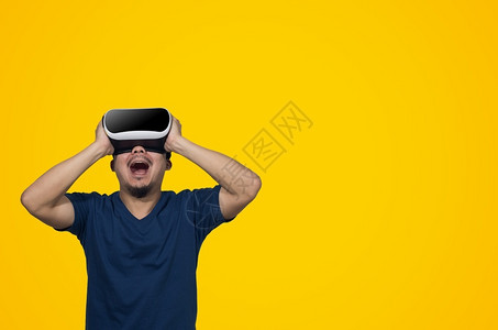 年轻人与虚拟现实相隔绝在黄色青年男子身上与虚拟现实相隔绝的护目镜白色现代男背景图片