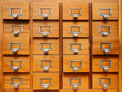 亮棕色柜子标签陈年案子带有抽屉的旧木制柜子装有抽屉的旧木制柜子设计图片