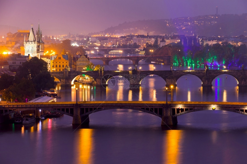 普拉哈桥梁晚上在布拉格捷克布拉格五座桥在伏尔塔瓦河上夜里在布拉格的一名人桥上超过图片
