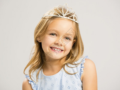 穿着公主王冠的可爱快乐小女孩图片