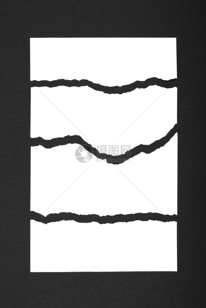 黑色上撕破的白纸碎片板广告皱巴的图片