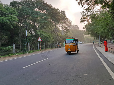 Riksha清晨在Tiruvanamalai印度驾车骑传统的街道图片