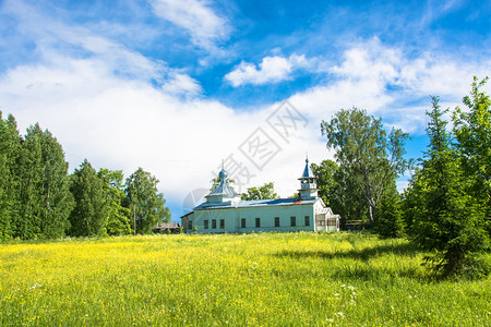 蓝天白云下的乡村教堂高清图片