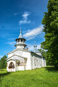 蓝天白云下的乡村教堂高清图片