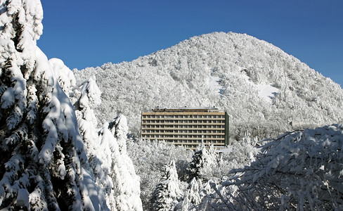 冬季雪山内的建筑图片