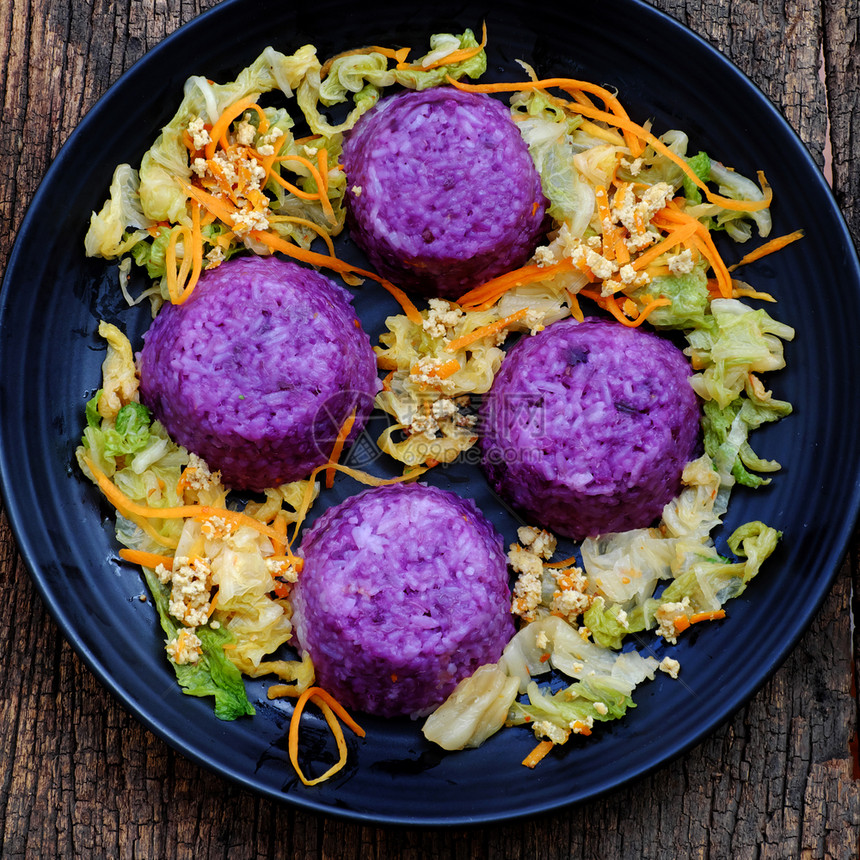 越南人自制的素食用黑色盘子吃紫菜饭和蔬美味的素食白饭安全的节俭图片