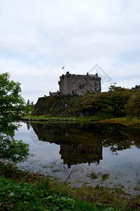 Dunvegan城堡反映在苏格兰的湖斯凯风景优美反射图片