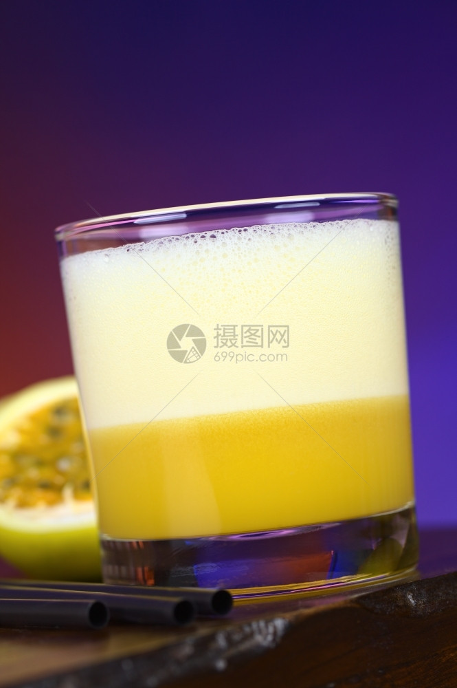 果汁马拉库亚苏尔MaracuyaSour秘鲁流行鸡尾酒由马拉库亚和柠檬汁皮斯科糖浆和蛋白选择焦点制成正面重图片