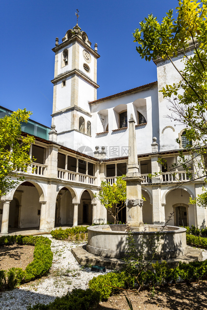命令葡萄牙科英布拉Lorvao圣玛丽修道院罗曼拱门和多立柱的文艺复兴垂直视图多立克塔图片