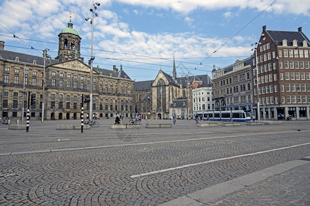 从阿姆斯特丹起在荷兰皇宫大坝广场的城风景荷兰皇宫城运输风优美图片