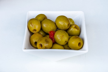 西班牙橄榄背景白色上的绿西班牙橄榄背景开胃菜饮食塔帕图片