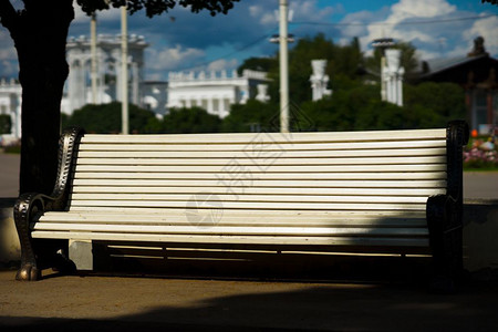 充满活力座位水平长椅城市公园背景hd水平长凳城市公园背景hd明信片图片