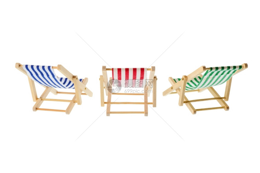 以白色背景隔离的木制多彩色条纹甲板椅组在白色背景上隔绝团体躺椅吊床图片
