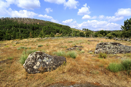 葡萄牙BeiraAlta的FornosdeAlgodres附近岩石上割断了20多头或埋葬地的福克拉达州早期中世纪内科罗波利斯Ne图片