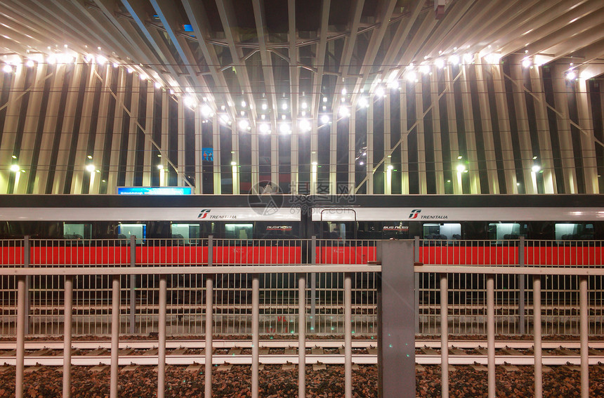 2017年月2日意大利雷焦艾米亚火车站在圣地哥卡拉特瓦的现代梅迪奥帕达纳火车站建筑的学旅行图片