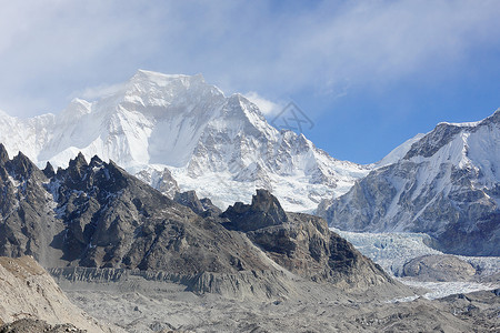 尼泊尔喜马拉雅山Gyazumba冰川喜马拉雅山下雪的奥尤希马尔图片