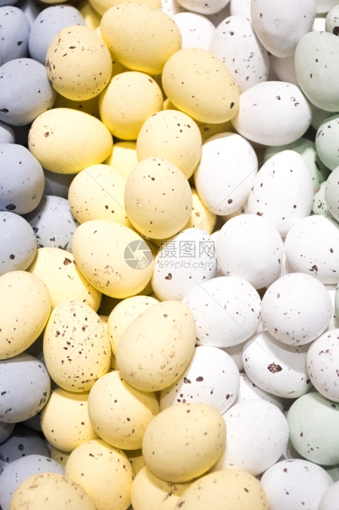 白色的糖许多小型喷雾巧克力复活节鸡蛋收藏图片