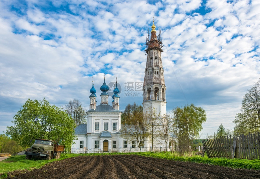 圣大天使迈克尔教堂和米哈伊洛夫斯科耶村的无生物宿主在俄罗斯伊万诺沃州前方是一片耕地俄语前景图片