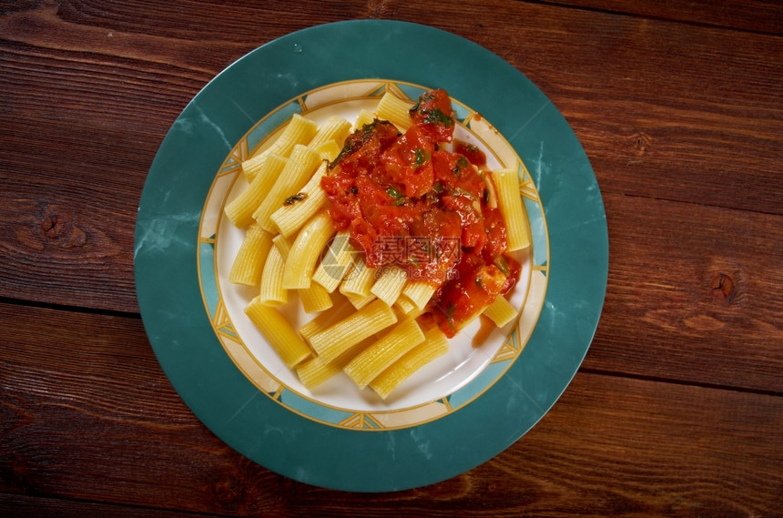 意大利菜面食里加番茄酱传统的橄榄一顿饭图片