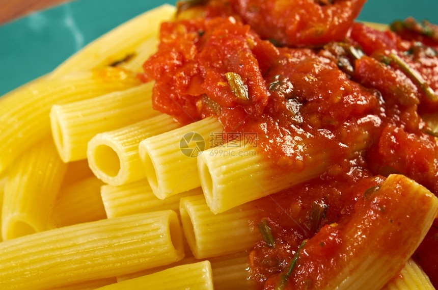 传统意大利菜面食里加番茄酱香料意大利语图片