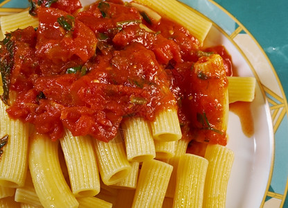 意大利语菜面食里加番茄酱红色的盘子图片