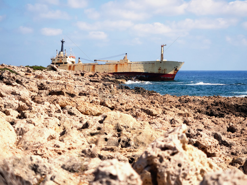 粗糙的塞浦路斯帕福岛环礁岸附近岩石上的船舶灾难靠近图片